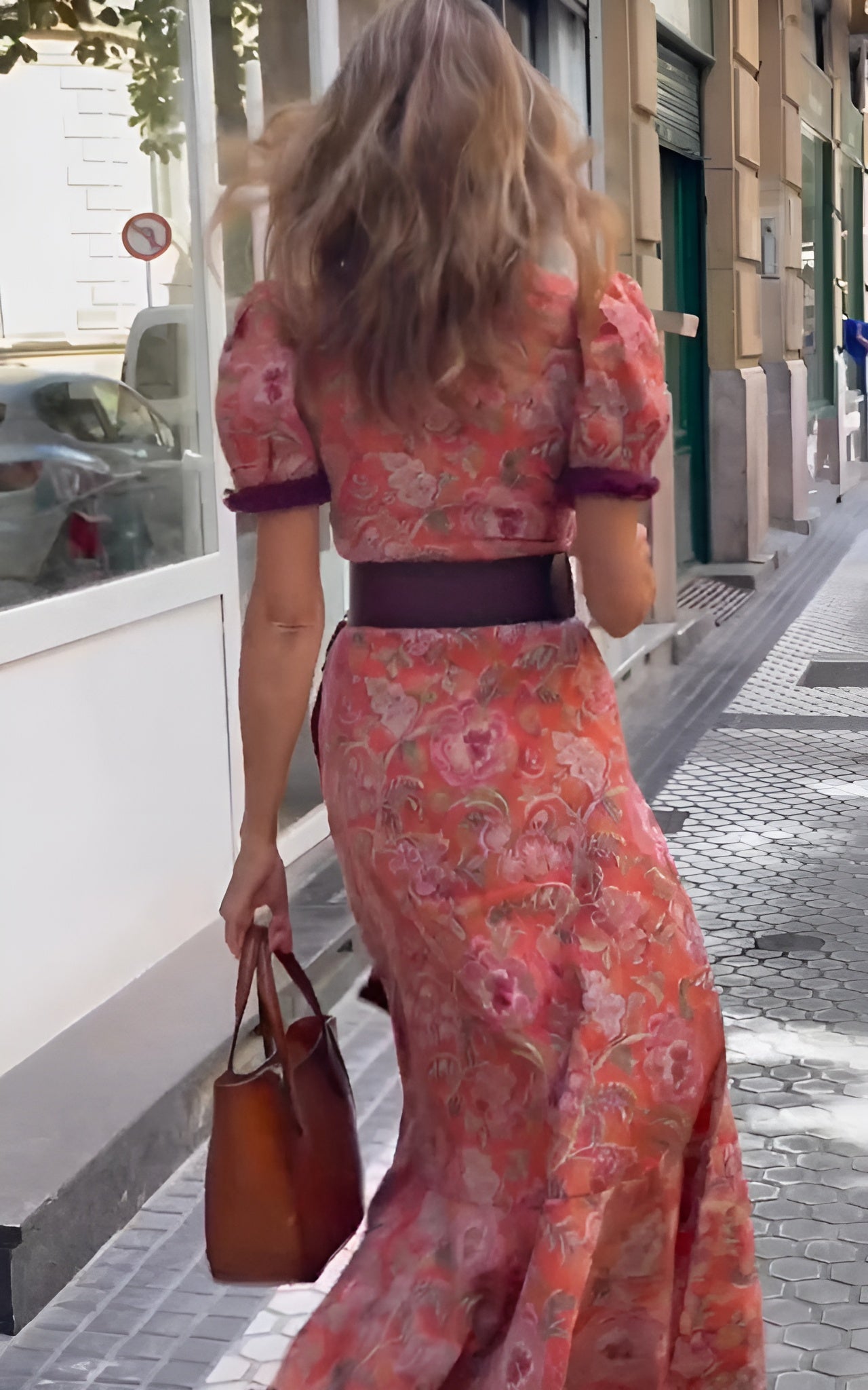 Elegante roze maxi-jurk met korte mouwen