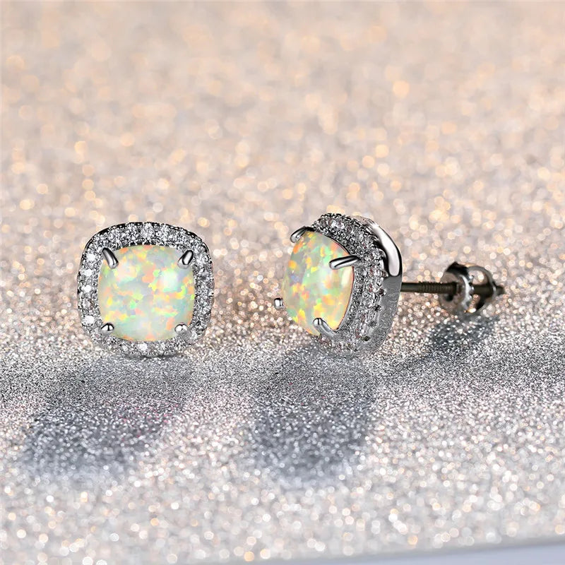 Elegante zilveren oorbellen met witte vuuropaal