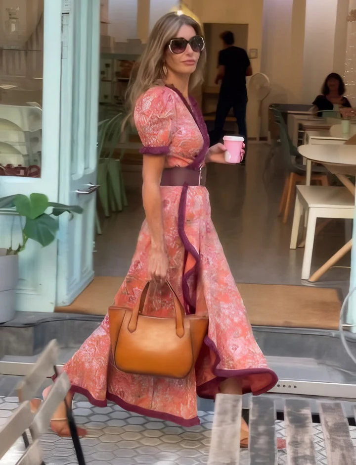 Elegante roze maxi-jurk met korte mouwen
