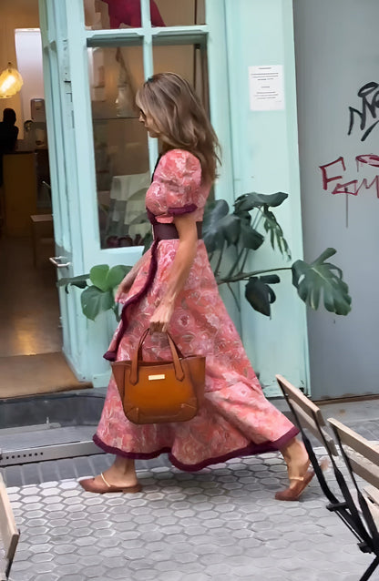 Elegante roze maxi-jurk met korte mouwen