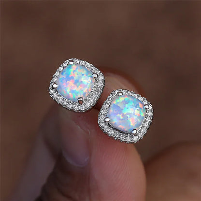 Elegante zilveren oorbellen met witte vuuropaal