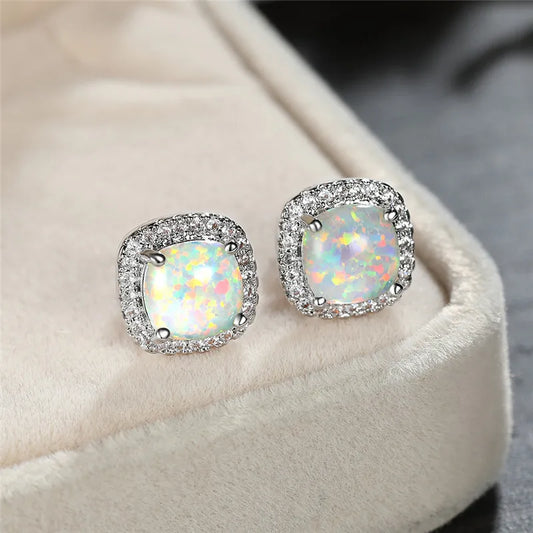 Elegante zilveren oorbellen met witte vuuropaal