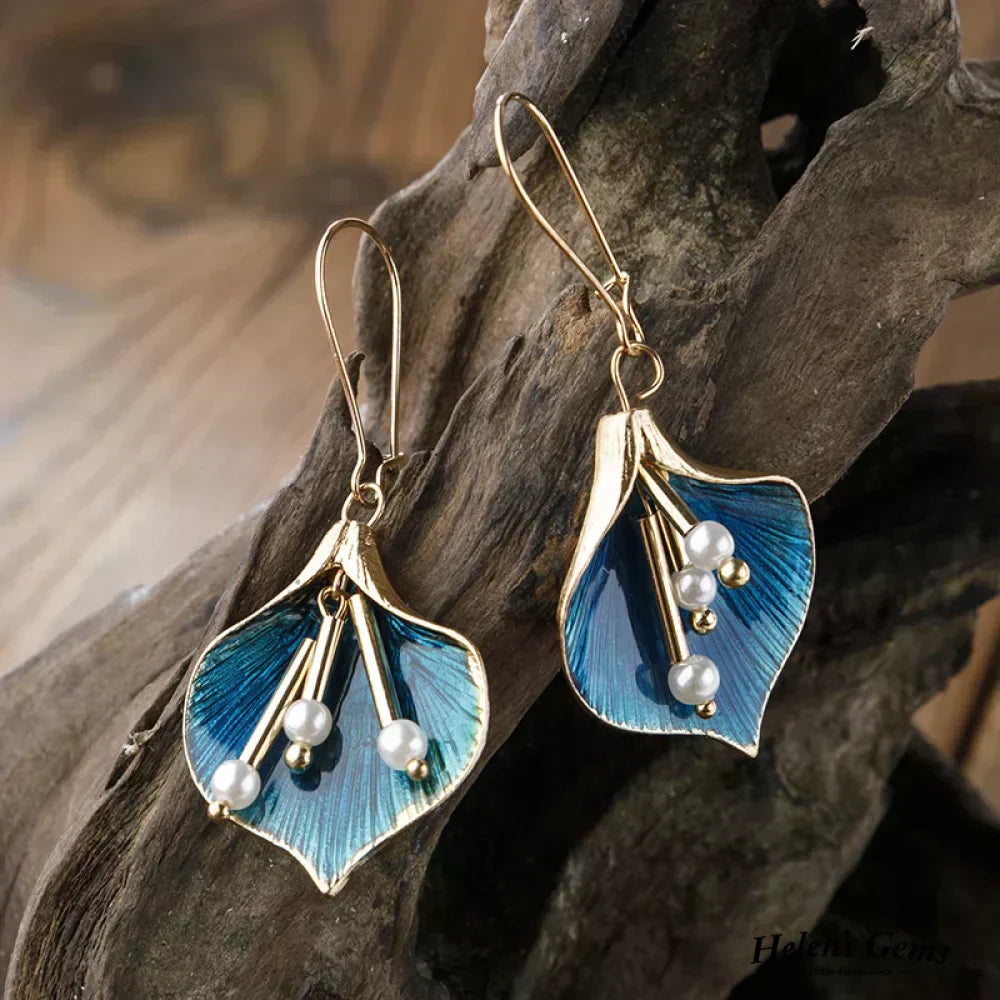 Oorbellen in goud en blauw met parels